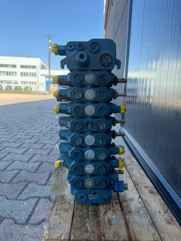 843020364 DISTRIBUTORE KOMATSU WB97SR-2 WB93R-2 WB91R-2