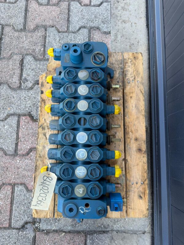 843020364 DISTRIBUTORE KOMATSU WB97SR-2 WB93R-2 WB91R-2